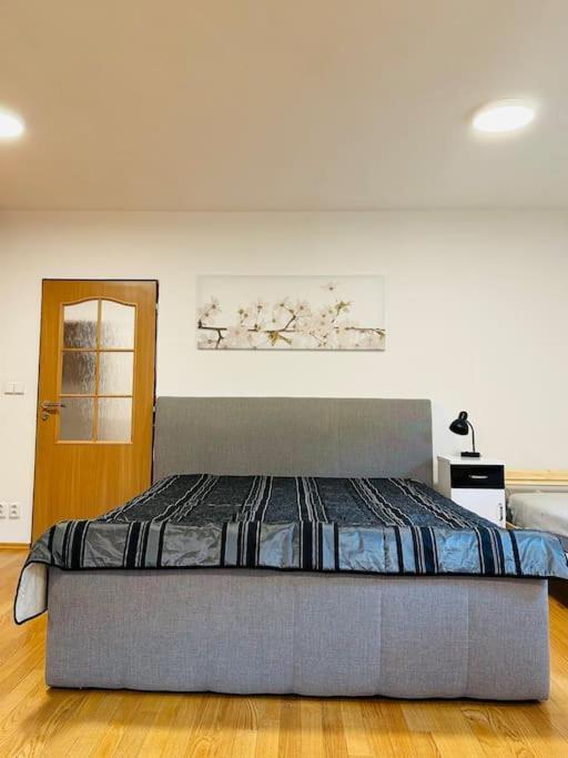 Family-Friendly Prague 5 Stay Bagian luar foto